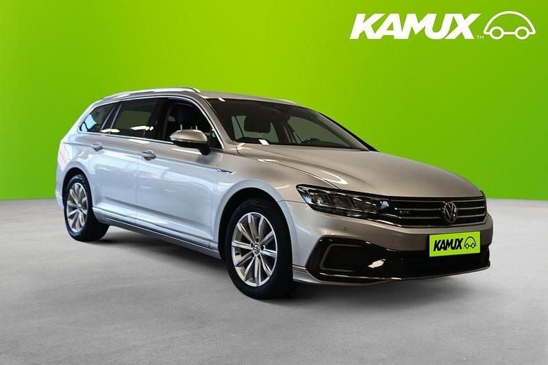 Silver/grå Begagnad 2020 VW Passat GTE Kombi | 219 900 kr (Bra pris) - Bild 1/4