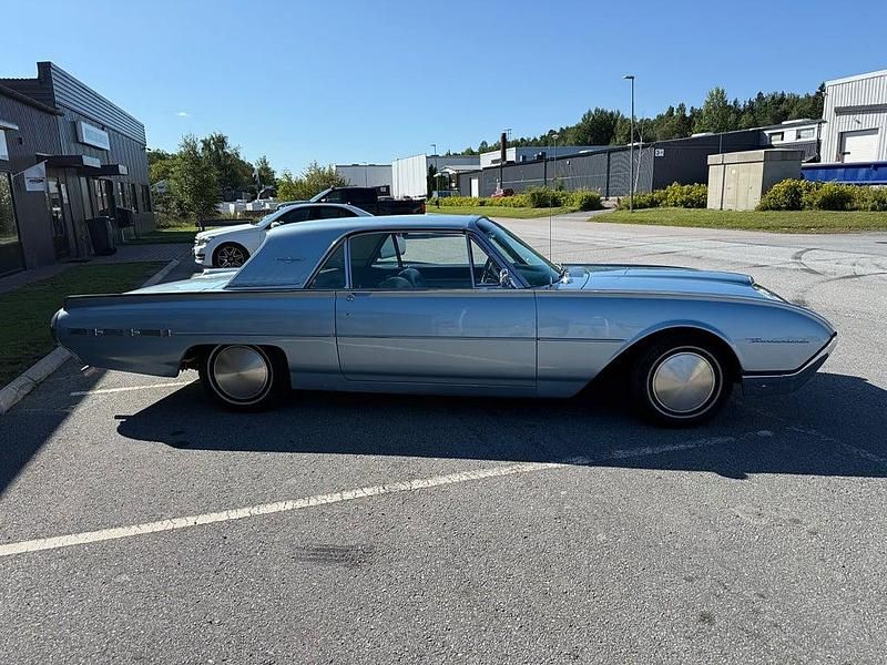 Begagnad Ford V8 305 HK (224 kW) 1962 Ljusblå Sportkupé