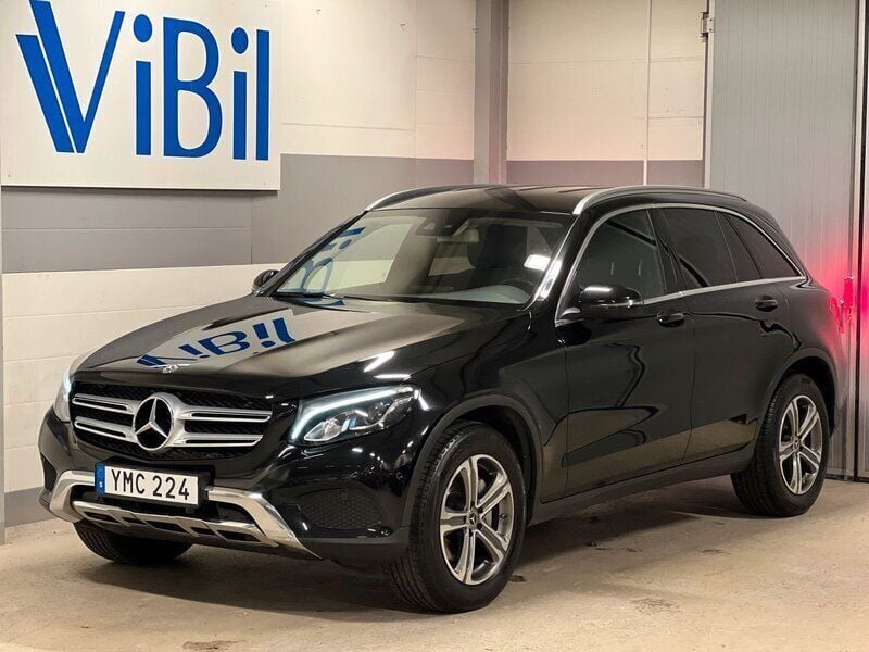 Svart Begagnad 2017 Mercedes GLC250 AMG line SUV | 259 900 kr (Bra pris) - Bild 1/4