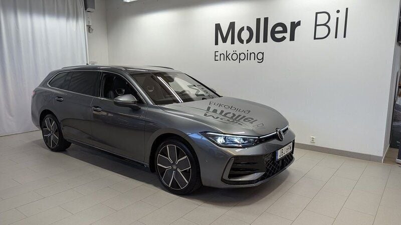 Mörkgrå (diabase grey metallic) Ny 2025 VW Passat Edition Kombi | 556 400 kr (Marknadspris) - Bild 1/4