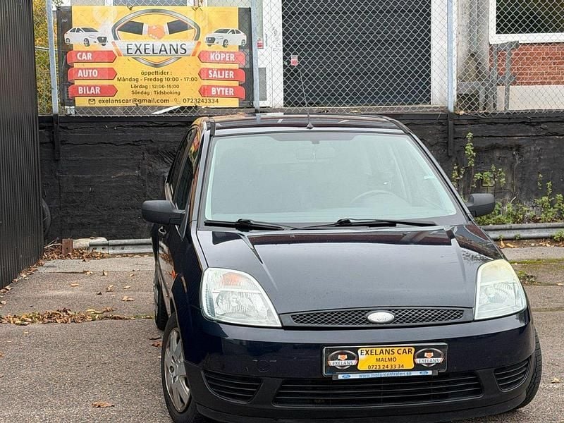 Mörkblå (blå) Begagnad 2004 Ford Fiesta Halvkombi | 19 900 kr (Marknadspris) - Bild 1/4
