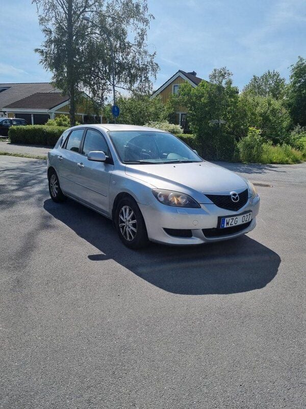 Grå Begagnad 2005 Mazda 3 Inclusive Halvkombi | 7 000 kr (Superpris) - Bild 1/4