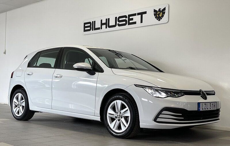 Vit Begagnad 2022 VW Golf VIII Halvkombi | 209 900 kr (Bra pris) - Bild 1/4