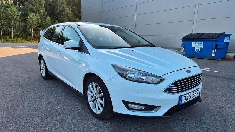 Vit Begagnad 2016 Ford Focus Titanium Kombi | 89 900 kr (Marknadspris) - Bild 1/4