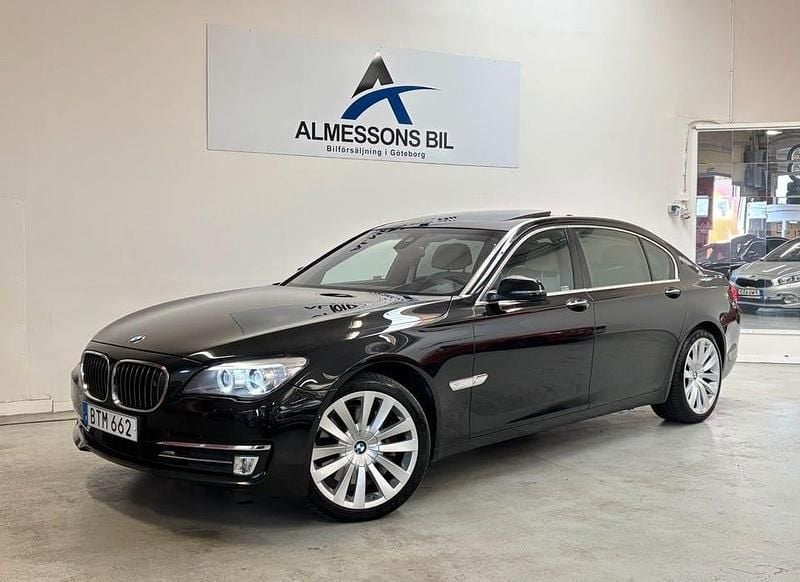 Svart Begagnad 2014 BMW 750L Sedan | 299 900 kr (Lite dyr) - Bild 1/4