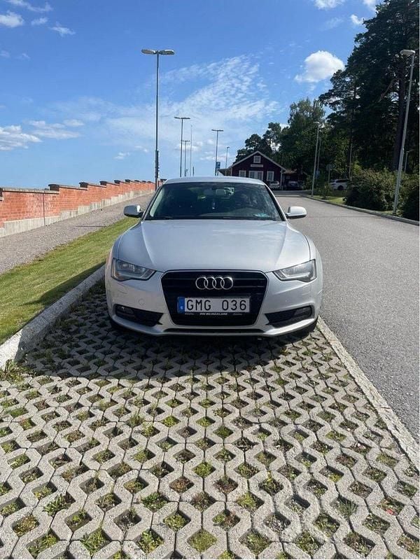 Silver Begagnad 2012 Audi A5 Sportback Comfort Halvkombi | 79 000 kr (Superpris) - Bild 1/4