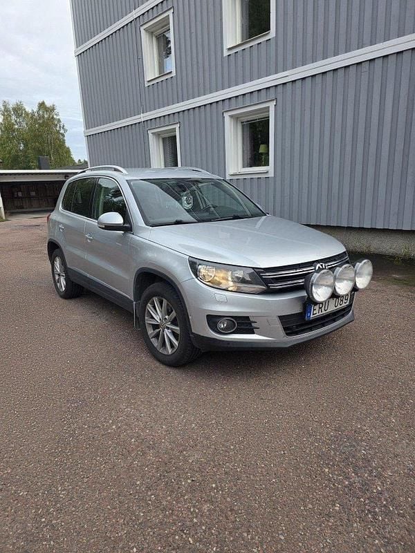 Grå Begagnad 2013 VW Tiguan SUV | 115 000 kr (Marknadspris) - Bild 1/4