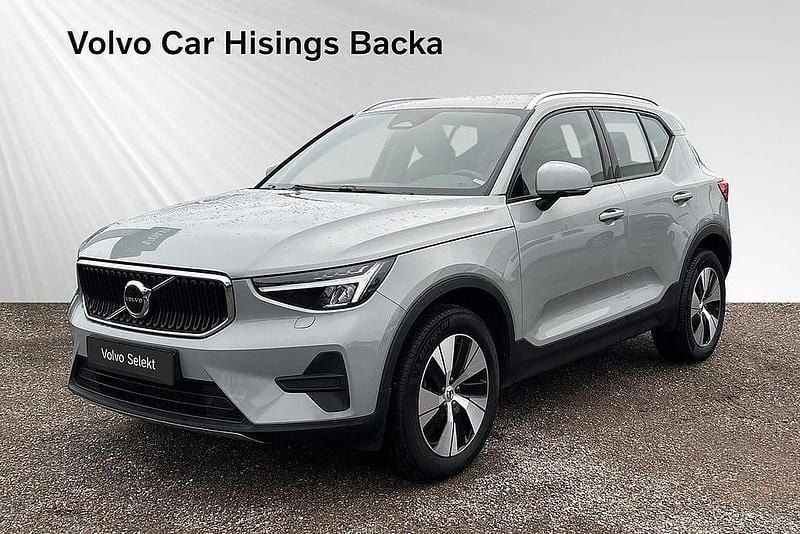 Grå Begagnad 2024 Volvo XC40 Core SUV | 345 900 kr (Marknadspris) - Bild 1/4