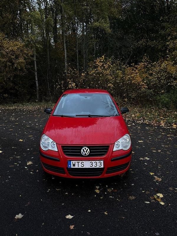 Röd Begagnad 2006 VW Polo Trendline Halvkombi | 17 000 kr (Lite dyr) - Bild 1/4
