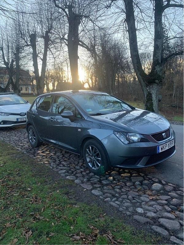 Grå Begagnad 2017 Seat Ibiza Style Halvkombi | 99 500 kr (Marknadspris) - Bild 1/4