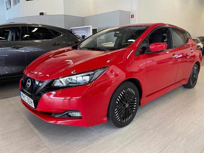 Röd Begagnad 2022 Nissan Leaf N-Connecta Halvkombi | 209 000 kr (Lite dyr) - Bild 1/4