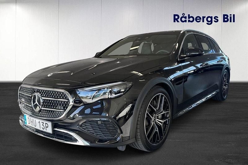 Svart (obsidiansvart metallic) Begagnad 2025 Mercedes E300 SE Kombi | 799 800 kr (Marknadspris) - Bild 1/4