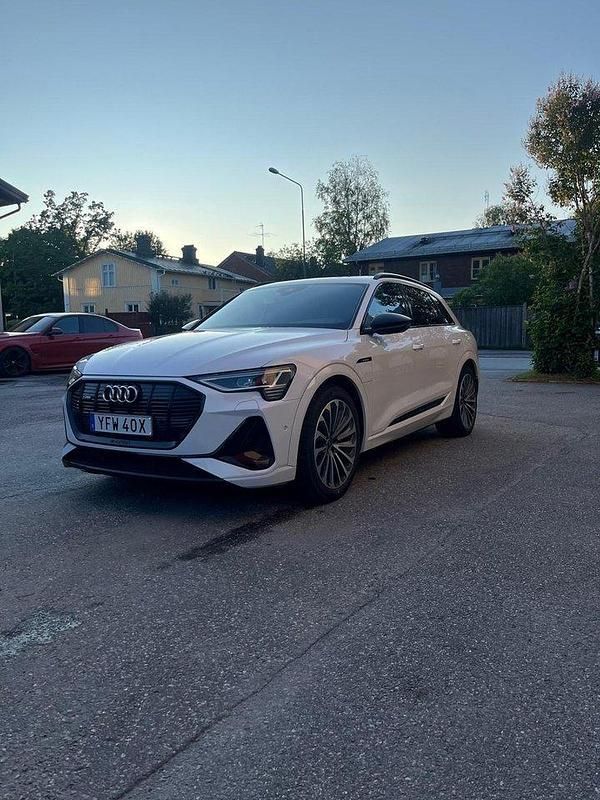 Vit Begagnad 2021 Audi e-tron S-Line SUV | 419 000 kr (Marknadspris) - Bild 1/4