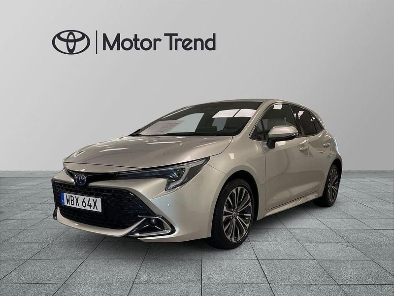 Silver Begagnad 2025 Toyota Corolla Hybrid Style Halvkombi | 364 900 kr (Dyr) - Bild 1/4