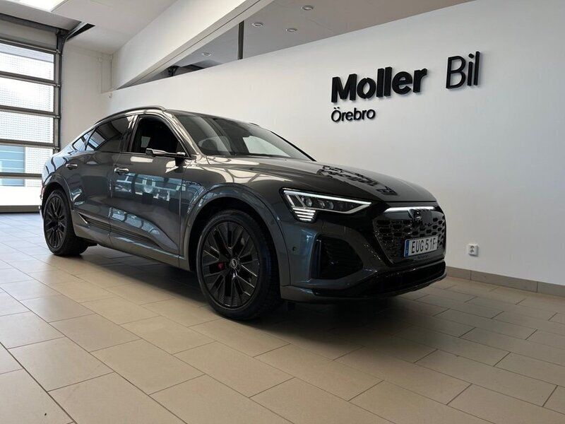 Grå (daytonagrå pärleffekt) Begagnad 2024 Audi Q8 e-tron S-Line SUV | 829 000 kr (Dyr) - Bild 1/3