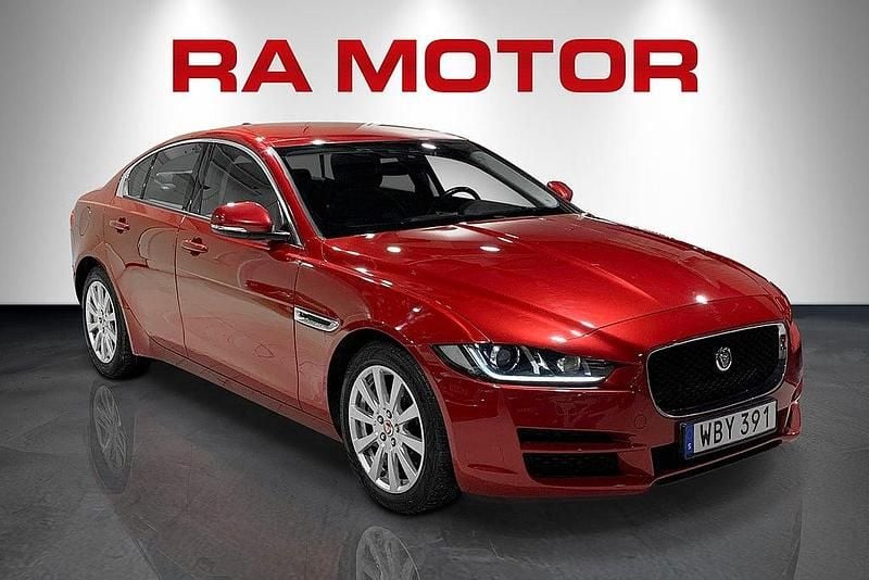 Begagnad Jaguar XE 180 HK (132 kW) 2017 Röd (röd metallic) Sedan