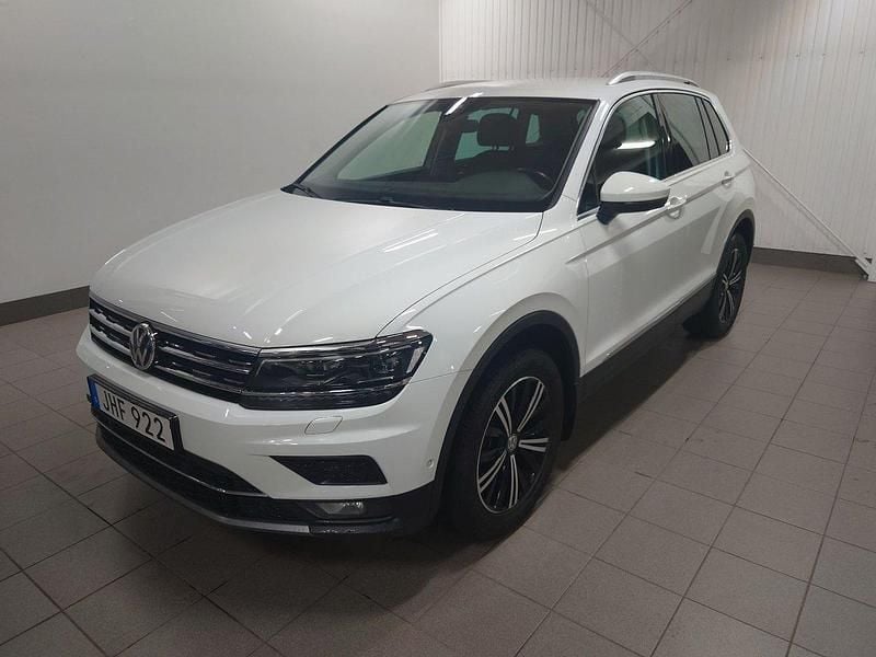 Vit Begagnad 2018 VW Tiguan GT SUV | 274 900 kr (Marknadspris) - Bild 1/4