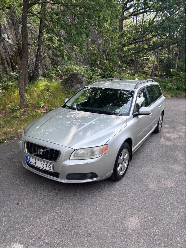 Grå Begagnad 2008 Volvo V70 Momentum Kombi | 44 900 kr (Bra pris) - Bild 1/4