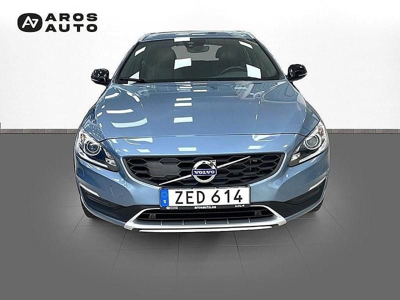 Begagnad Volvo V60 CC Standard 190 HK (139 kW) 2018 Blå Kombi
