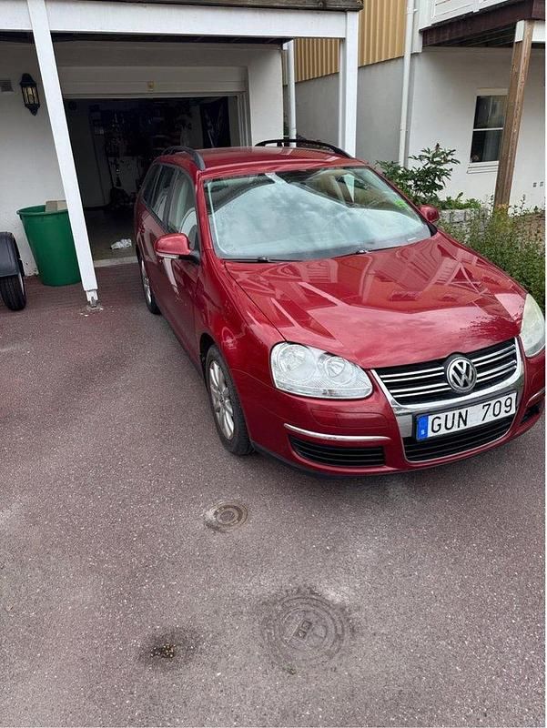 Röd Begagnad 2008 VW Golf Kombi | 35 000 kr (Marknadspris) - Bild 1/4