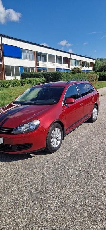 Röd Begagnad 2010 VW Golf VI Kombi | 28 000 kr (Marknadspris) - Bild 1/4