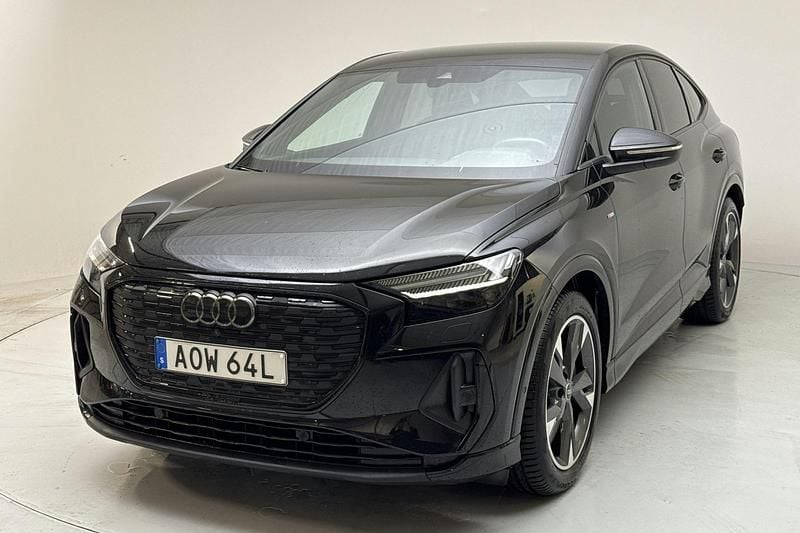Svart Begagnad 2022 Audi Q4 Sportback e-tron S-Line SUV | 369 000 kr (Bra pris) - Bild 1/4