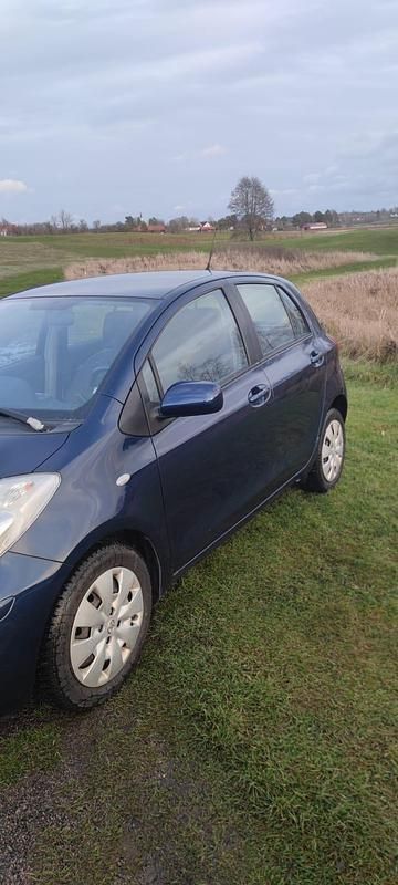 Mörk silver Begagnad 2009 Toyota Yaris Halvkombi | 36 900 kr (Marknadspris) - Bild 1/4