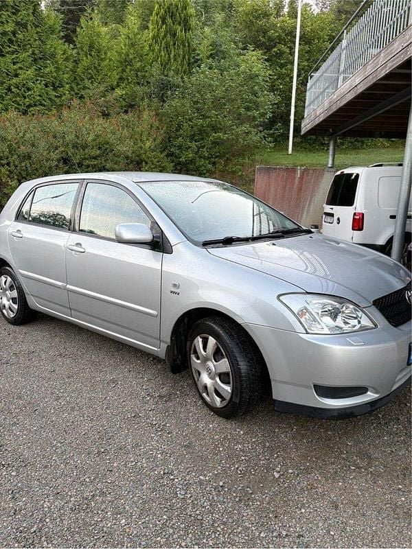 Silver Begagnad 2003 Toyota Corolla Halvkombi | 38 000 kr - Bild 1/4