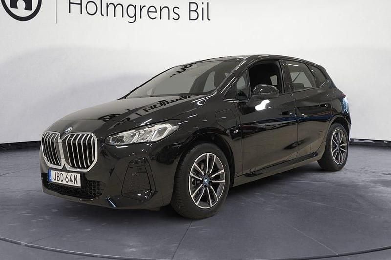 Alpinvit Begagnad 2025 BMW 225 Active Tourer Shadowline Minibuss | 399 800 kr (Marknadspris) - Bild 1/4