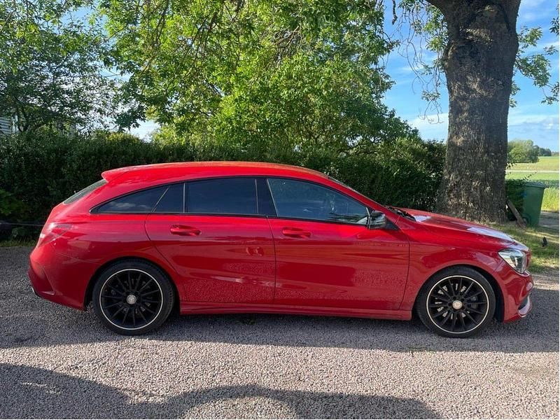 Röd Begagnad 2017 Mercedes CLA220 Shooting Brake AMG Kombi | 217 000 kr (Marknadspris) - Bild 1/4