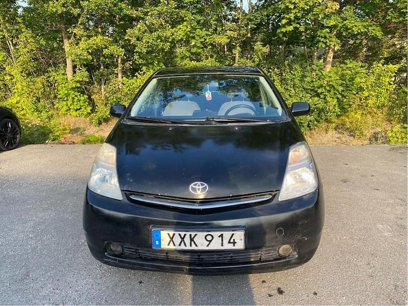 Svart Begagnad 2006 Toyota Prius Halvkombi | 30 000 kr (Marknadspris) - Bild 1/4