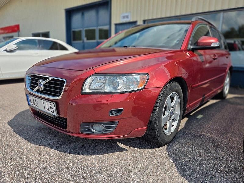 Röd Begagnad 2009 Volvo V50 Momentum Kombi | 29 900 kr (Marknadspris) - Bild 1/4