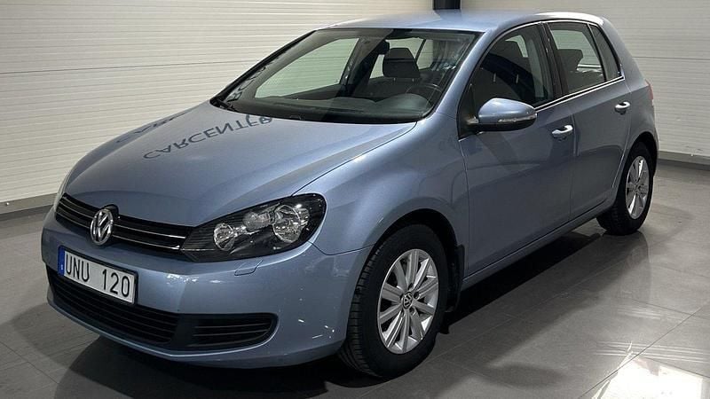 Ljusblå Begagnad 2009 VW Golf VI Halvkombi | 74 900 kr (Marknadspris) - Bild 1/4