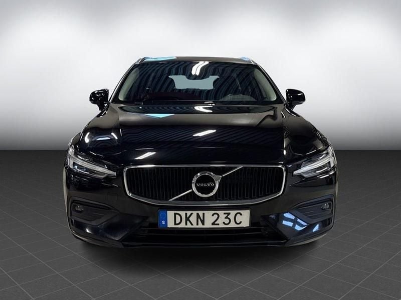 Begagnad Volvo V60 Momentum 197 HK (144 kW) 2021 Svart Kombi