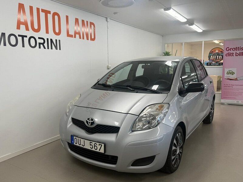 Silver Begagnad 2009 Toyota Yaris Halvkombi | 34 900 kr (Marknadspris) - Bild 1/4