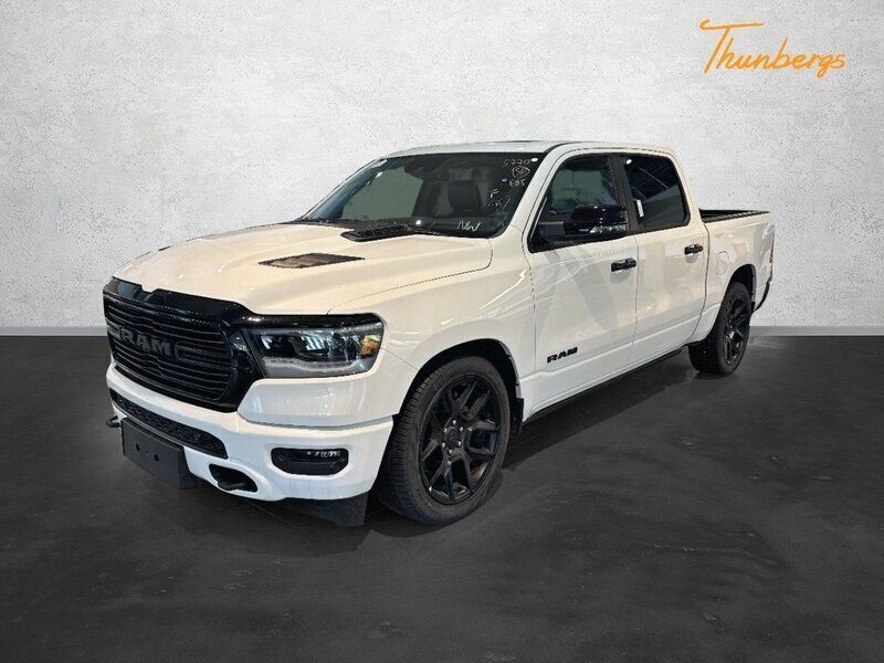 Vit Begagnad 2023 RAM 1500 Pickup | 1 049 880 kr - Bild 1/4
