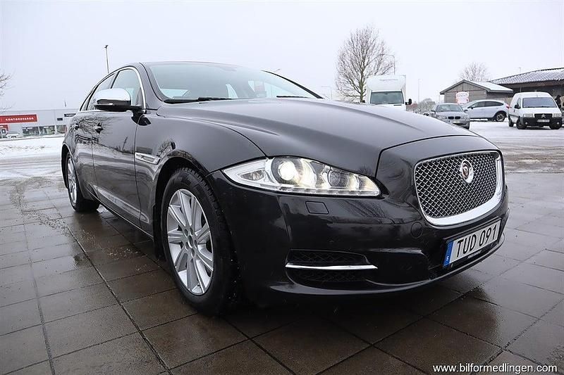 Begagnad Jaguar XJ 275 HK (202 kW) 2015 Grå samma som bilen Sedan