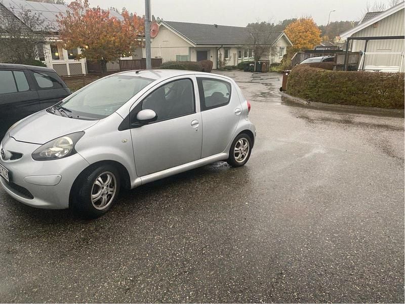 Silver Begagnad 2007 Toyota Aygo Halvkombi | 19 900 kr (Superpris) - Bild 1/4