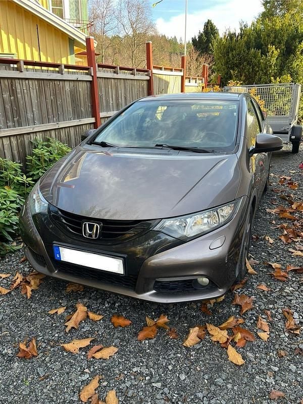 Begagnad 2013 Honda Civic Halvkombi | 85 000 kr (Marknadspris) - Bild 1/4