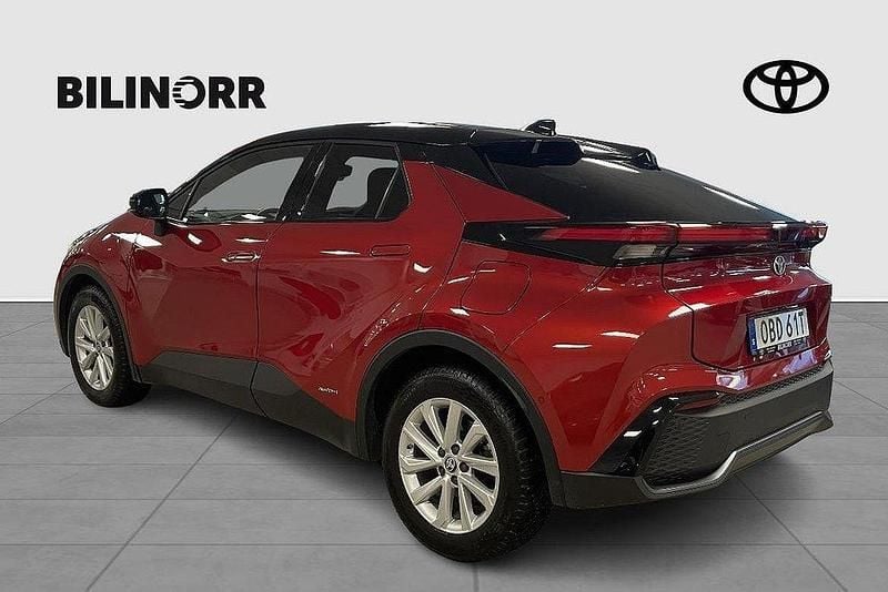 Begagnad Toyota C-HR Comfort 200 HK (147 kW) 2023 Röd SUV