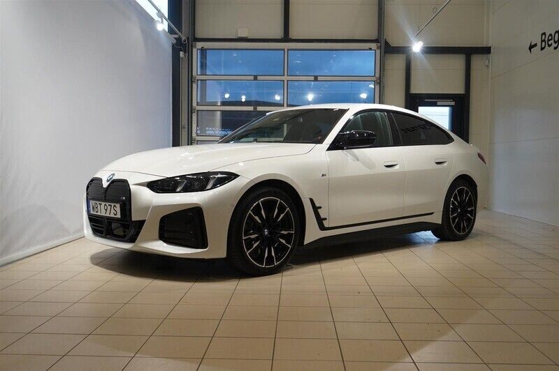 Vit (mineralvit metallic) Begagnad 2024 BMW i4 Efficient Dynamics Sedan | 759 900 kr - Bild 1/4