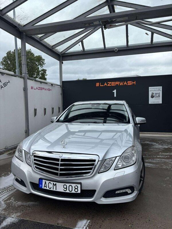 Silver Begagnad 2010 Mercedes E200 Sedan | 79 900 kr (Bra pris) - Bild 1/4