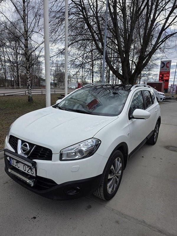 Vit Begagnad 2011 Nissan Qashqai +2 SUV | 100 000 kr (Marknadspris) - Bild 1/4
