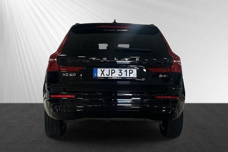 Svart Begagnad 2023 Volvo XC60 Core SUV | 389 900 kr (Bra pris) - Bild 1/4