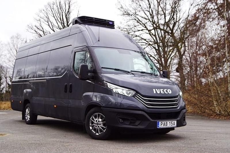 Mörkgrå (grå) Begagnad 2022 Iveco Daily Van | 379 000 kr (Dyr) - Bild 1/4