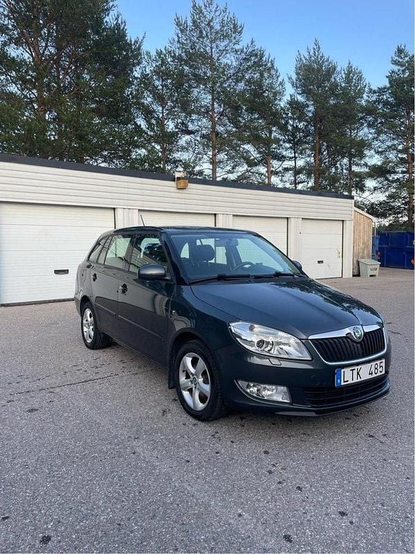 Grå Begagnad 2012 Skoda Fabia Elegance Kombi | 45 000 kr (Marknadspris) - Bild 1/4