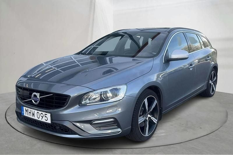 Grå Begagnad 2018 Volvo V60 R-Design Kombi | 222 000 kr (Superpris) - Bild 1/4
