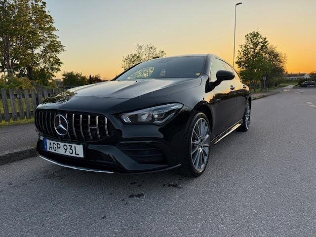 Svart Begagnad 2022 Mercedes CLA250e Shooting Brake AMG Kombi | 329 000 kr (Marknadspris) - Bild 1/4