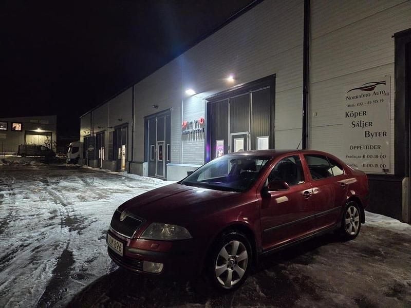 Mörkröd Begagnad 2007 Skoda Octavia Halvkombi | 21 900 kr (Marknadspris) - Bild 1/4