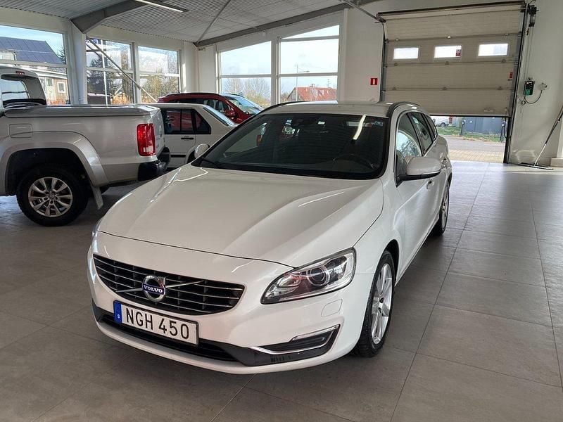 Vit Begagnad 2017 Volvo V60 Momentum Kombi | 149 500 kr (Bra pris) - Bild 1/4